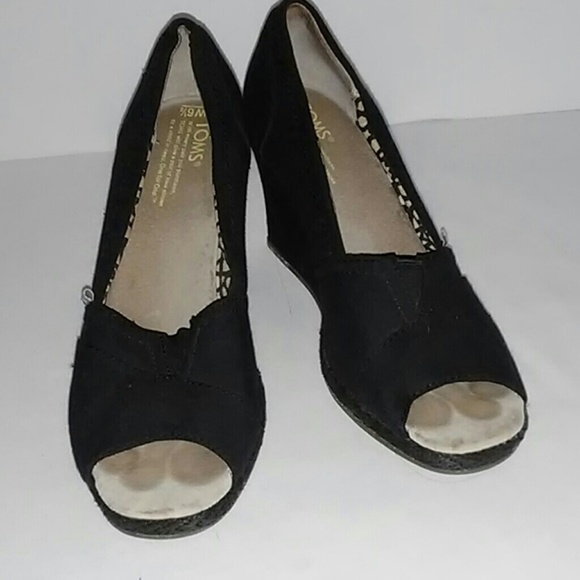 toms classic wedge pump black